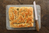 Talianska focaccia: Chrumkavé, no pritom nadýchané pečivo, ktoré si pýta kvalitný olivový olej a trpezlivé skladanie cesta