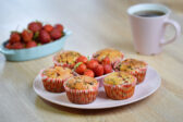 Vláčne muffiny s jahodami a kúskami čokolády