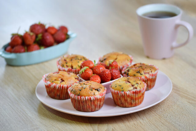 Vláčne muffiny s jahodami a kúskami čokolády