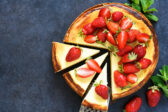 Svieži letný cheesecake s jahodami a ricottou
