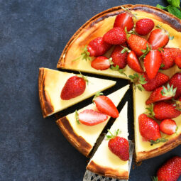 Svieži letný cheesecake s jahodami a ricottou