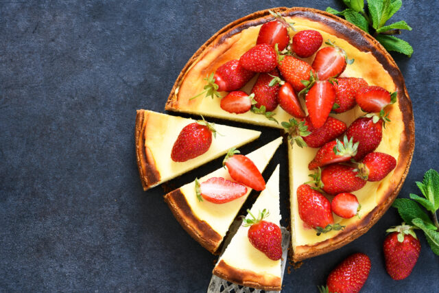 Svieži letný cheesecake s jahodami a ricottou