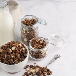 Domáca čokoládová granola s medom a orechmi: chutný a výživný štart do dňa