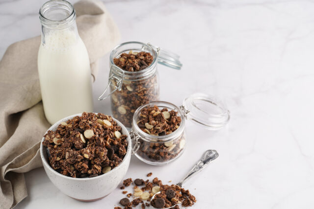 Domáca čokoládová granola s medom a orechmi: chutný a výživný štart do dňa