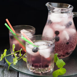 Osviežujúce čučoriedkové mojito s vôňou mäty