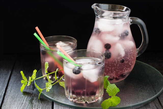 Osviežujúce čučoriedkové mojito s vôňou mäty