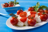 Svieža letná dobrota: Paradajky marinované s mozzarellou