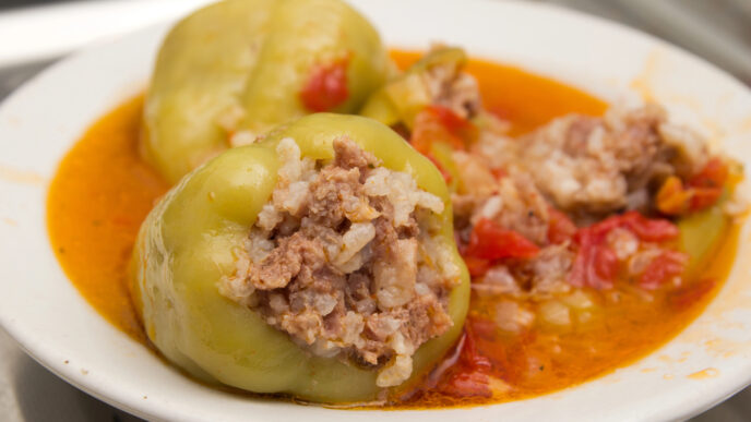 Plnená paprika v rajčinovej omáčke