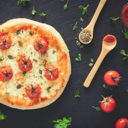 Domáca pizza bez chýb: Čomu sa vyhnúť, aby sa cesto prepieklo a chuť zažiarila