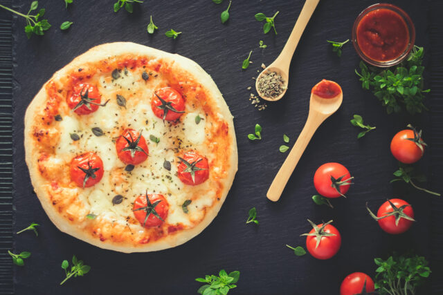 Domáca pizza bez chýb: Čomu sa vyhnúť, aby sa cesto prepieklo a chuť zažiarila