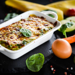 Letné lasagne s cuketou a paradajkami – svieži recept plný chutí