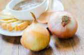 Chrumkavé cibuľové lupienky s parmezánom: originálny snack, ktorý si zamilujete