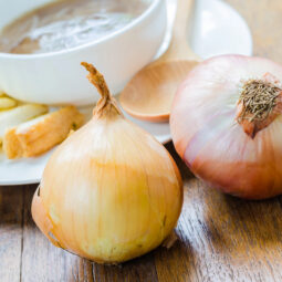 Chrumkavé cibuľové lupienky s parmezánom: originálny snack, ktorý si zamilujete