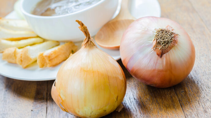 Chrumkavé cibuľové lupienky s parmezánom: originálny snack, ktorý si zamilujete