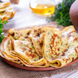 Slané cuketové palacinky s cesnakom a syrom: Lacná delikatesa, ktorú pripraví každý