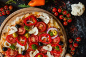 Rýchla domáca pizza bez kysnutia s mozzarellou a letnou zeleninou