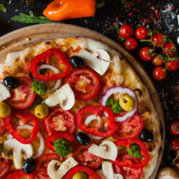 Rýchla domáca pizza bez kysnutia s mozzarellou a letnou zeleninou