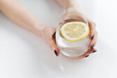 Citrónová voda: večerný detox a ranný štart pre telo aj myseľ