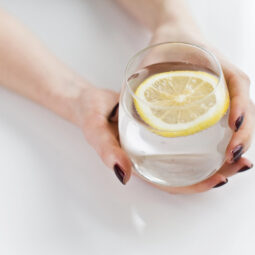 Citrónová voda: večerný detox a ranný štart pre telo aj myseľ