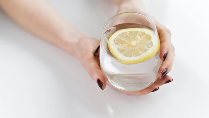Citrónová voda: večerný detox a ranný štart pre telo aj myseľ