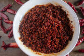 Čo s prebytkom chilli? Harissa premení úrodu na korenistý poklad