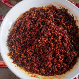 Čo s prebytkom chilli? Harissa premení úrodu na korenistý poklad