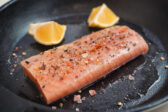Rýchly losos z panvice: Stačia len tri ingrediencie a výsledok prekvapí