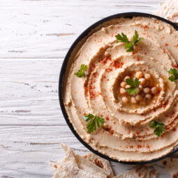 Hummus inak: 15 nápadov, ako ho jesť a nezostať pri stereotype