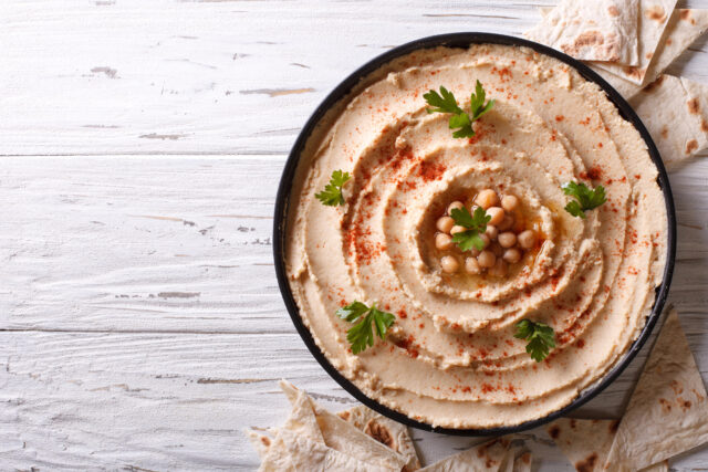 Hummus inak: 15 nápadov, ako ho jesť a nezostať pri stereotype