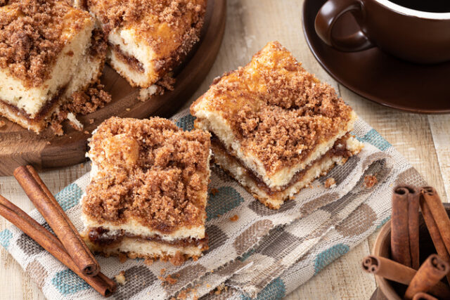 Two,Pieces,Of,Cinnamon,Crumb,Coffee,Cake,And,Cinnamon,Sticks