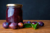 Slivky naložené v rume: jednoduchý recept, ktorý ozvláštni zákusky aj zimné večery