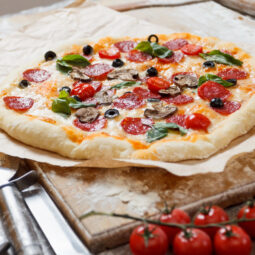 Domáca pizza bez čakania: chrumkavý základ pripravený za pol hodiny