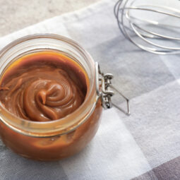 Slaný karamel: jednoduchý trik, ako ho pripraviť doma bez hrudiek a pripálenia