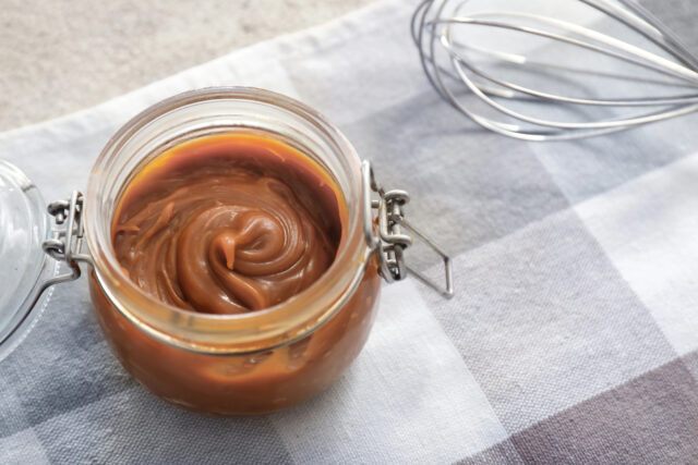 Slaný karamel: jednoduchý trik, ako ho pripraviť doma bez hrudiek a pripálenia