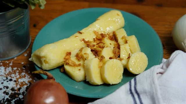 Ako pripraviť zemiakové knedle, ktoré sa nerozpadnú a vždy krásne držia tvar: malý trik s octom