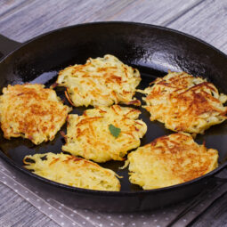 Ako dostať zemiakové placky na nový level: tipy na bohatšiu chuť aj arómu