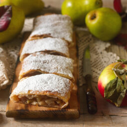 Šťavnatý jablkový závin z tvarohového cesta: len štyri suroviny a radosť v kuchyni