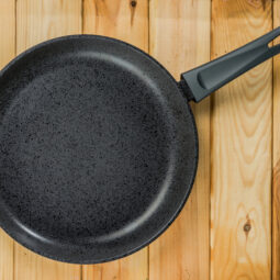 Kuchynská panvica s otvorom