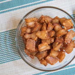 Chrumkavé domáce oškvarky: tradičná pochúťka, ktorú zvládne každý