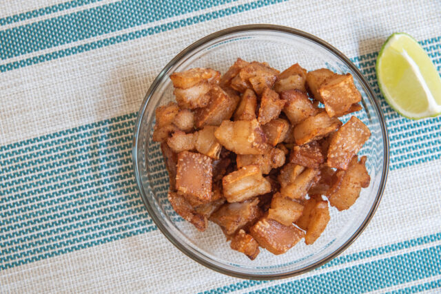 Chrumkavé domáce oškvarky: tradičná pochúťka, ktorú zvládne každý