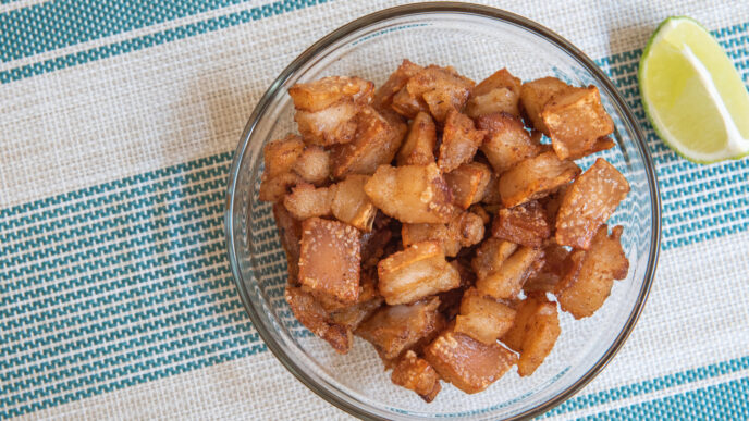 Chrumkavé domáce oškvarky: tradičná pochúťka, ktorú zvládne každý