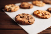 Domáce cookies s kúskami čokolády a orechov