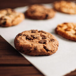Domáce cookies s kúskami čokolády a orechov
