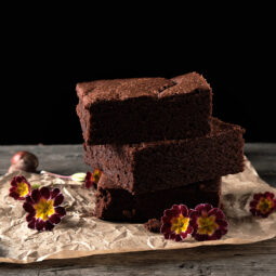 Čokoládové brownies s červenou repou: Dezert, ktorý prekvapí chuťou aj farbou