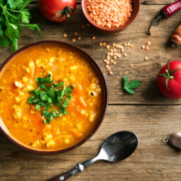 Zeleninový guláš s červenou šošovicou: voňavé, ľahké a sýte jedlo z jedného hrnca