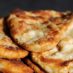 Rýchle domáce langoše bez kysnutia: chrumkavé, voňavé a hotové za pár minút