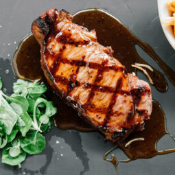 Medová omáčka: sladký trik, ktorý oživí pečené mäso