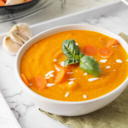 Krémová mrkvová polievka s kúskom zázvoru