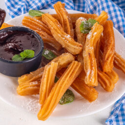 Churros – chrumkavá španielska dobrota, ktorá vás zahreje aj poteší