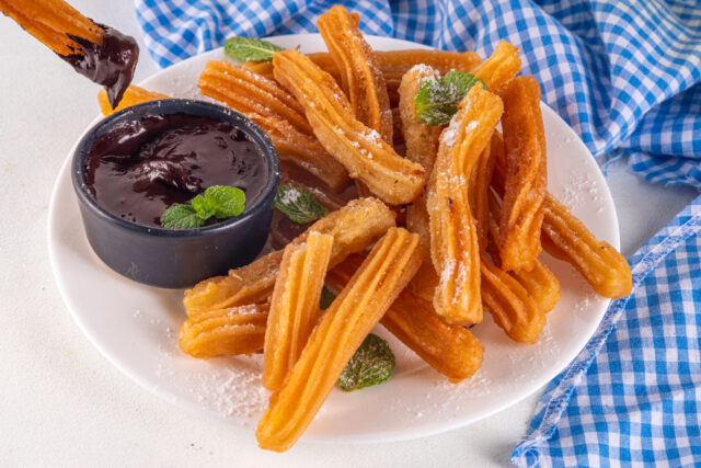 Churros – chrumkavá španielska dobrota, ktorá vás zahreje aj poteší